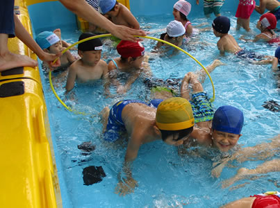 夏にはプール中心の水遊び